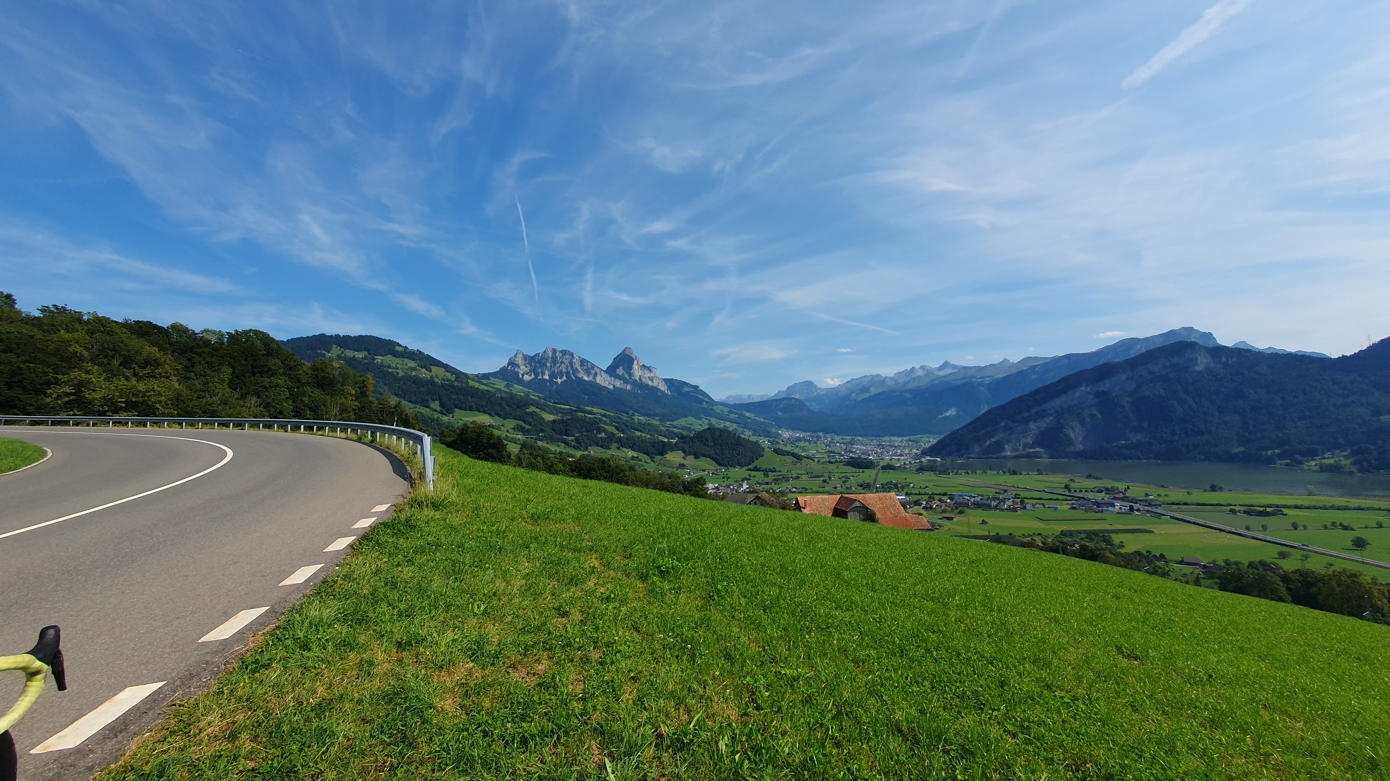 Aussicht bei Steinerberg auf den Lauerzersee – Rennradtour in der Zentralschweiz