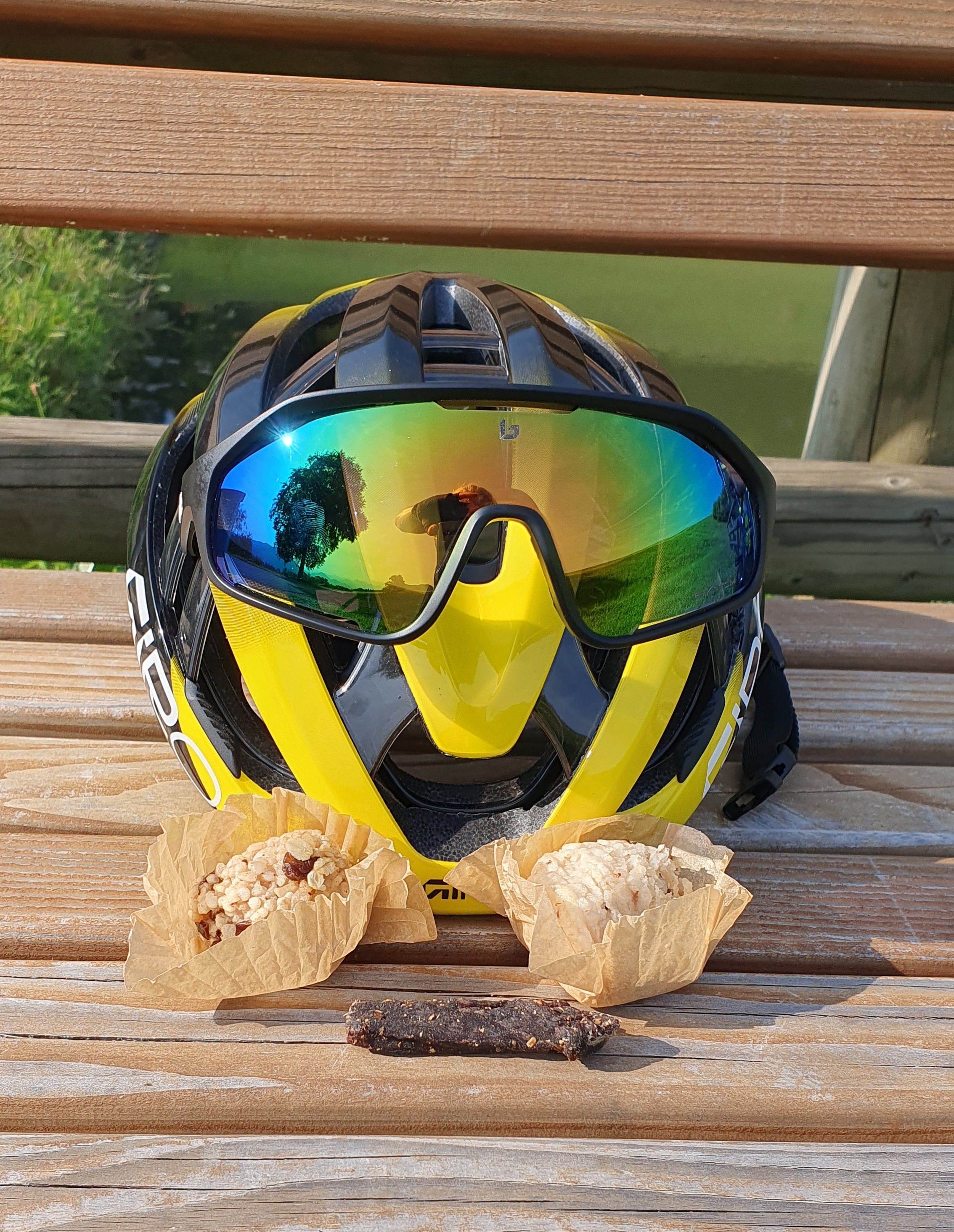 Pausensnack auf der Rennradtour: Reisbällchen und Trockenrindfleisch – Blick auf die Hügel der Zentralschweiz