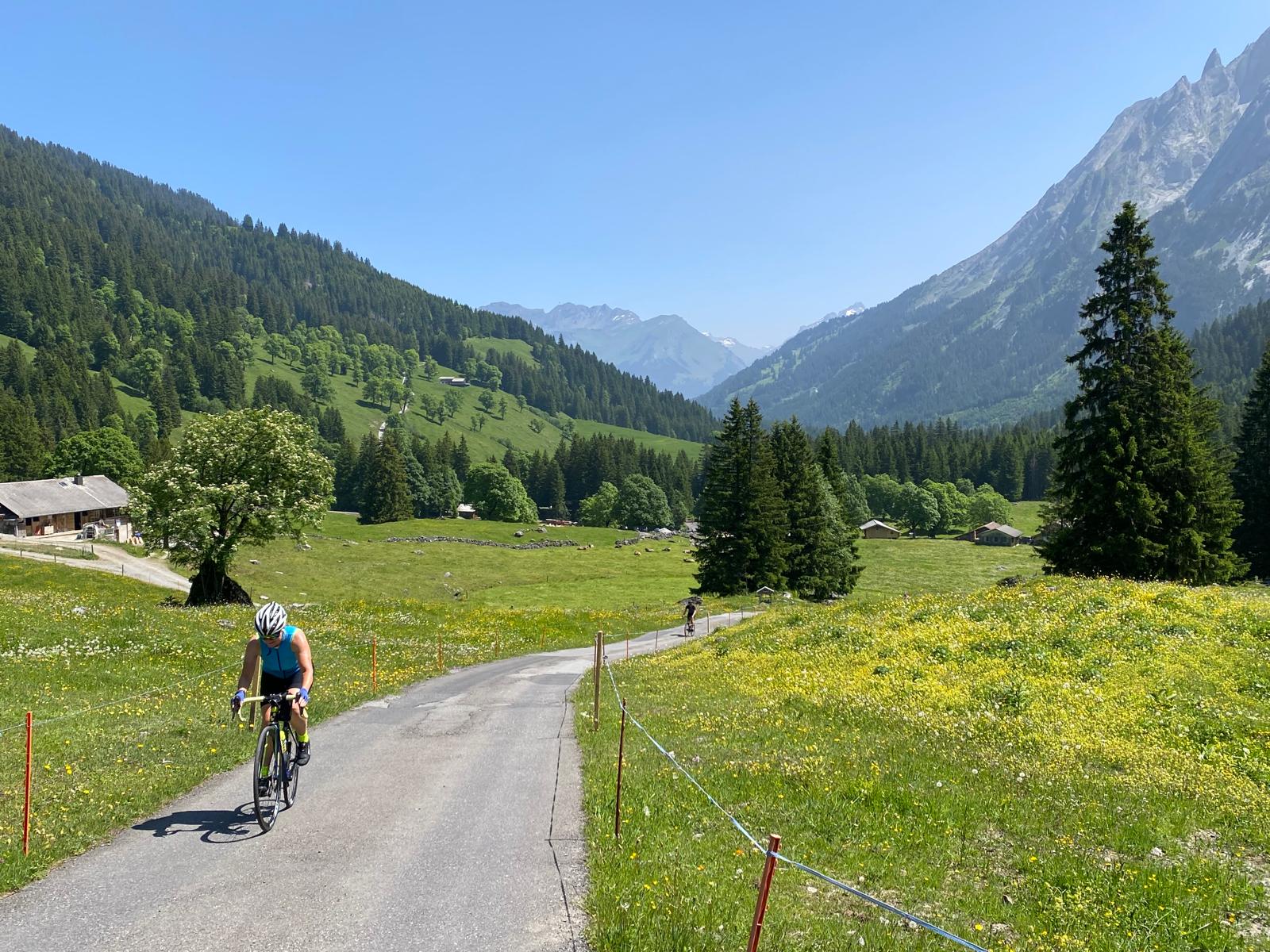 Rosenlaui: Anstieg zur Grossen Scheidegg mit Blick zum Hotel/Restaurant Rosenlaui