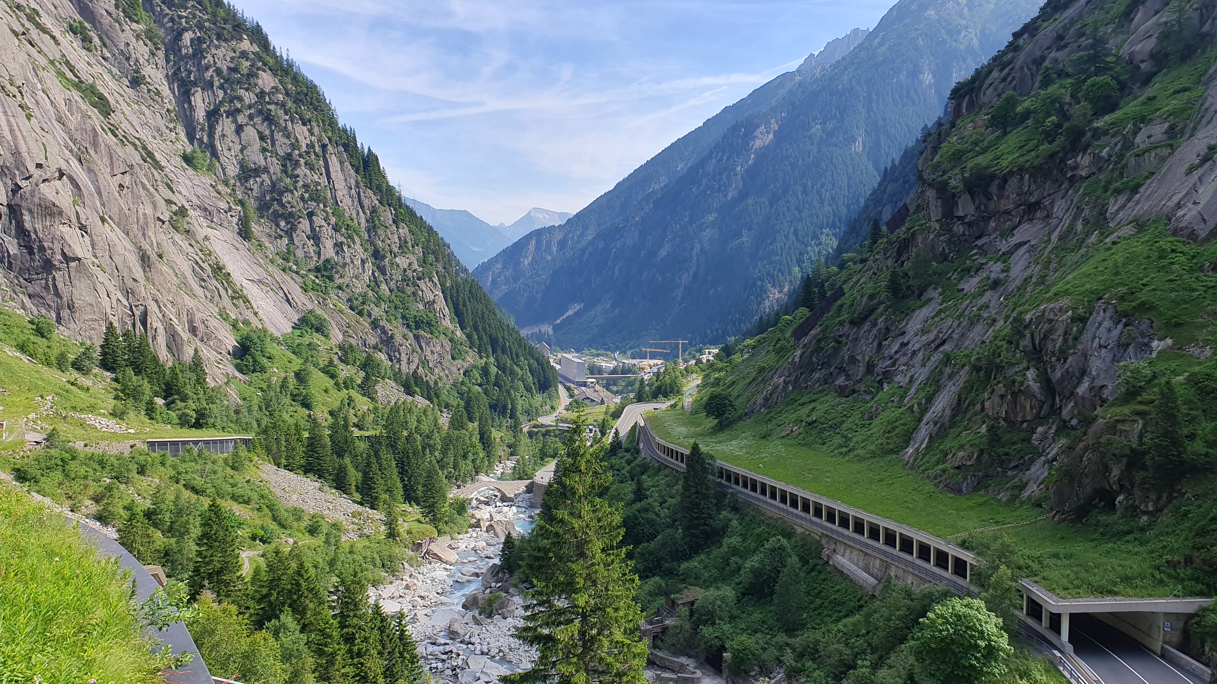 Schöllenenschlucht zwischen Göschenen und Andermatt, Radweg und Strasse – Rennradtour Uri