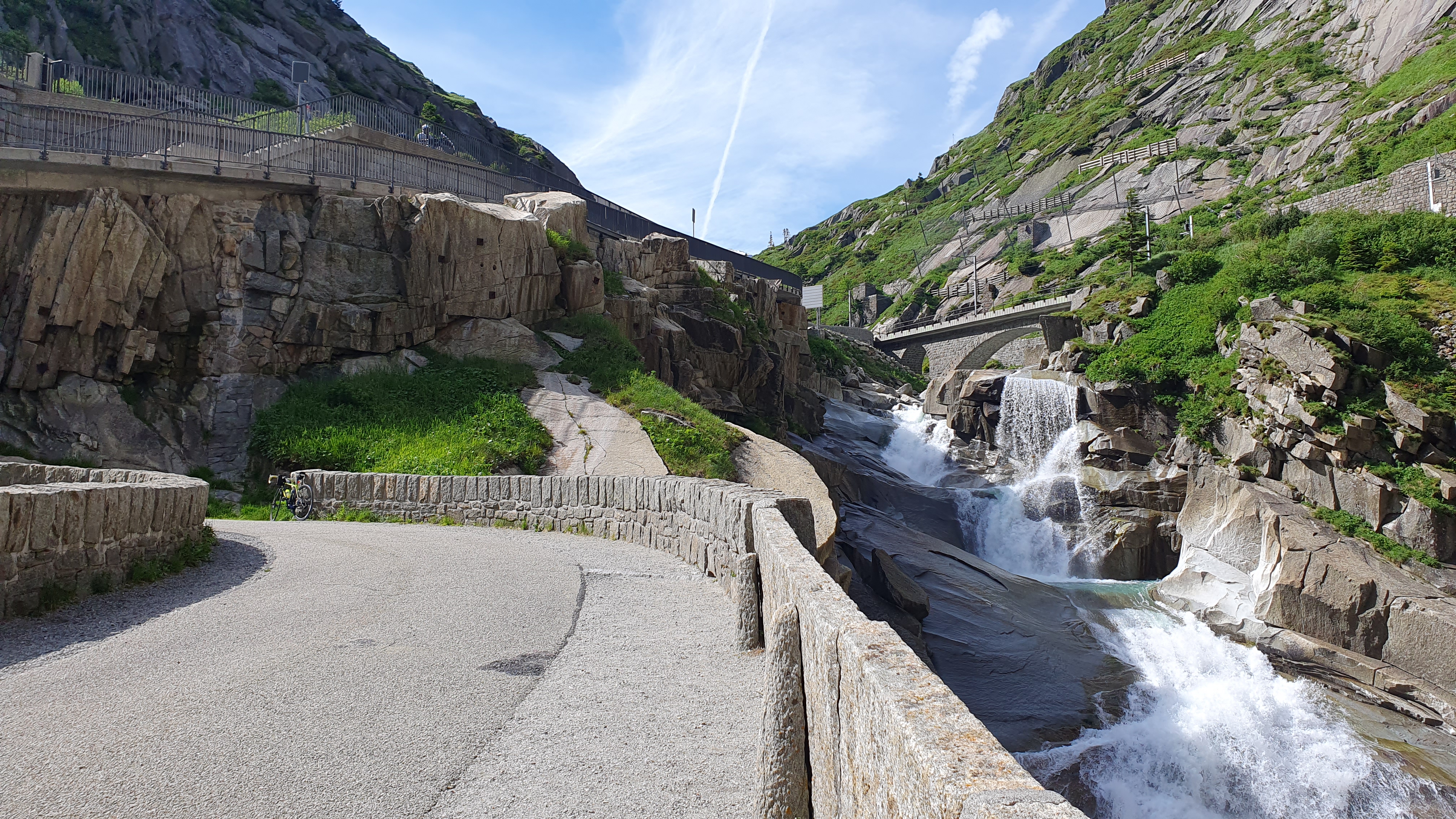Schöllenenschlucht: Bundesstrasse und separater Radweg Richtung Andermatt – Rennradtour Zentralschweiz