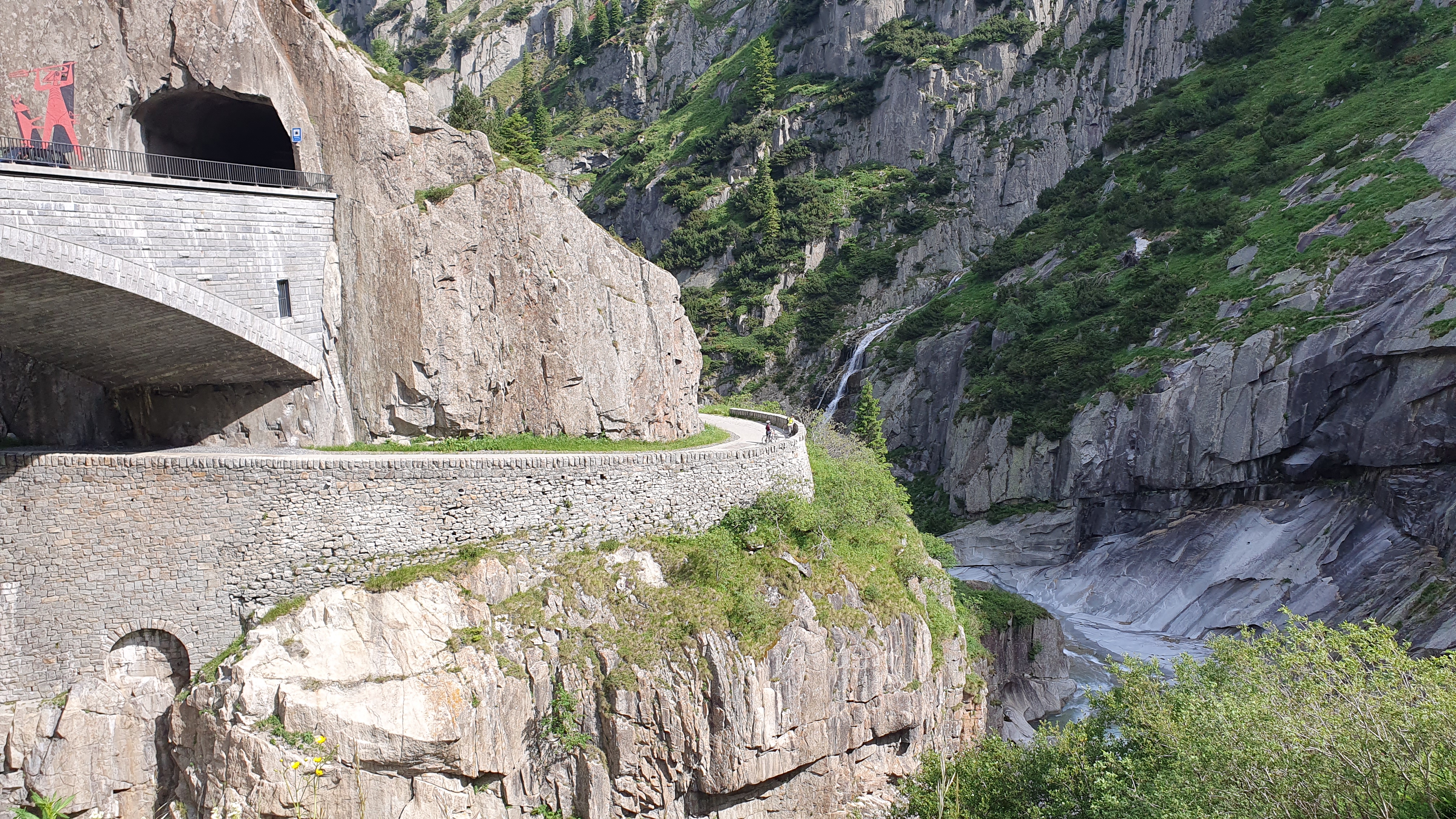 Teufelsbrücke bei Andermatt, Rad-/Wanderweg neben der Strasse – Rennradtour Furkapass