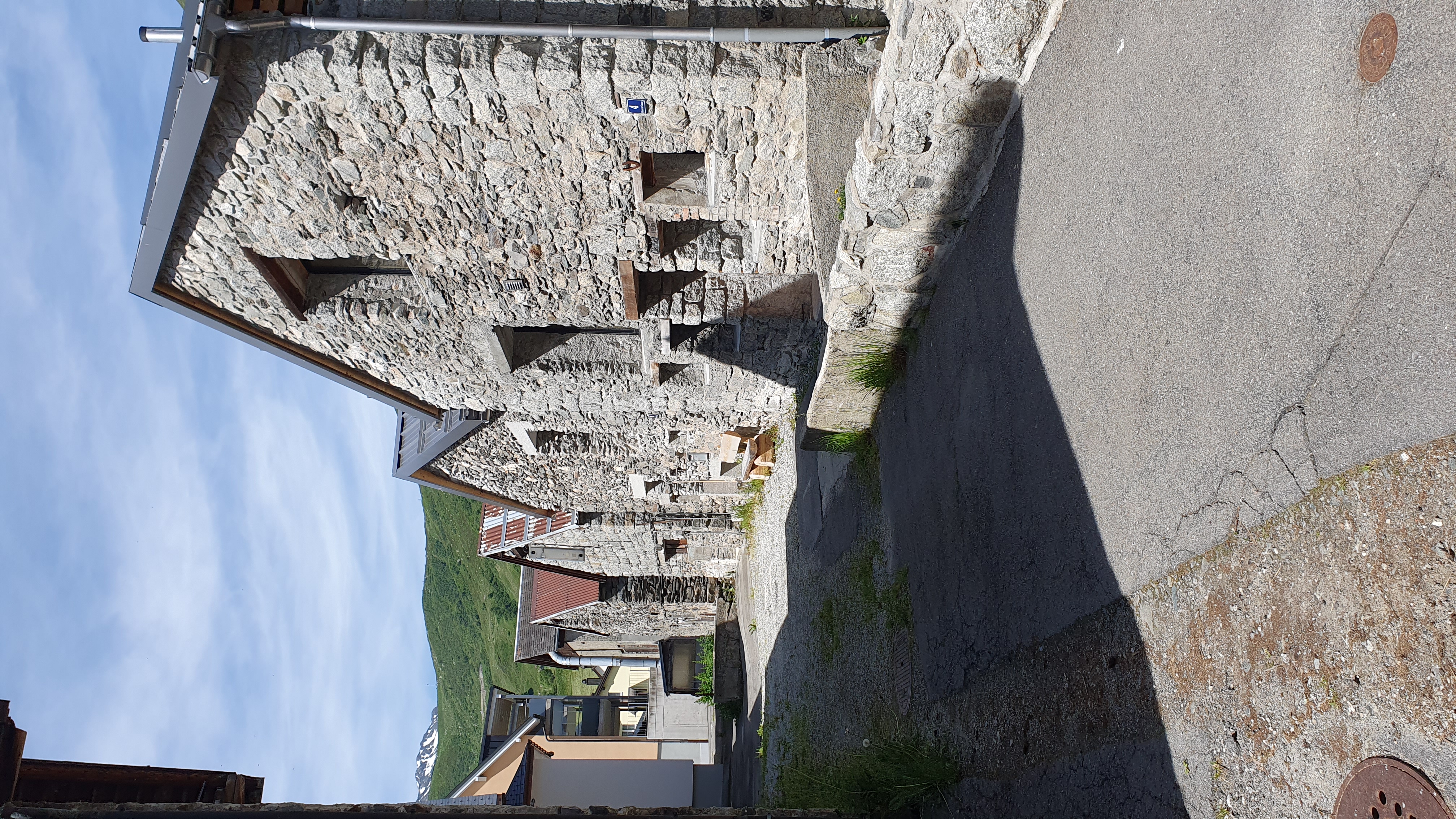 Realp im Urserental: stille Gasse abseits der Hauptstrasse – Rennradtour Furkapass
