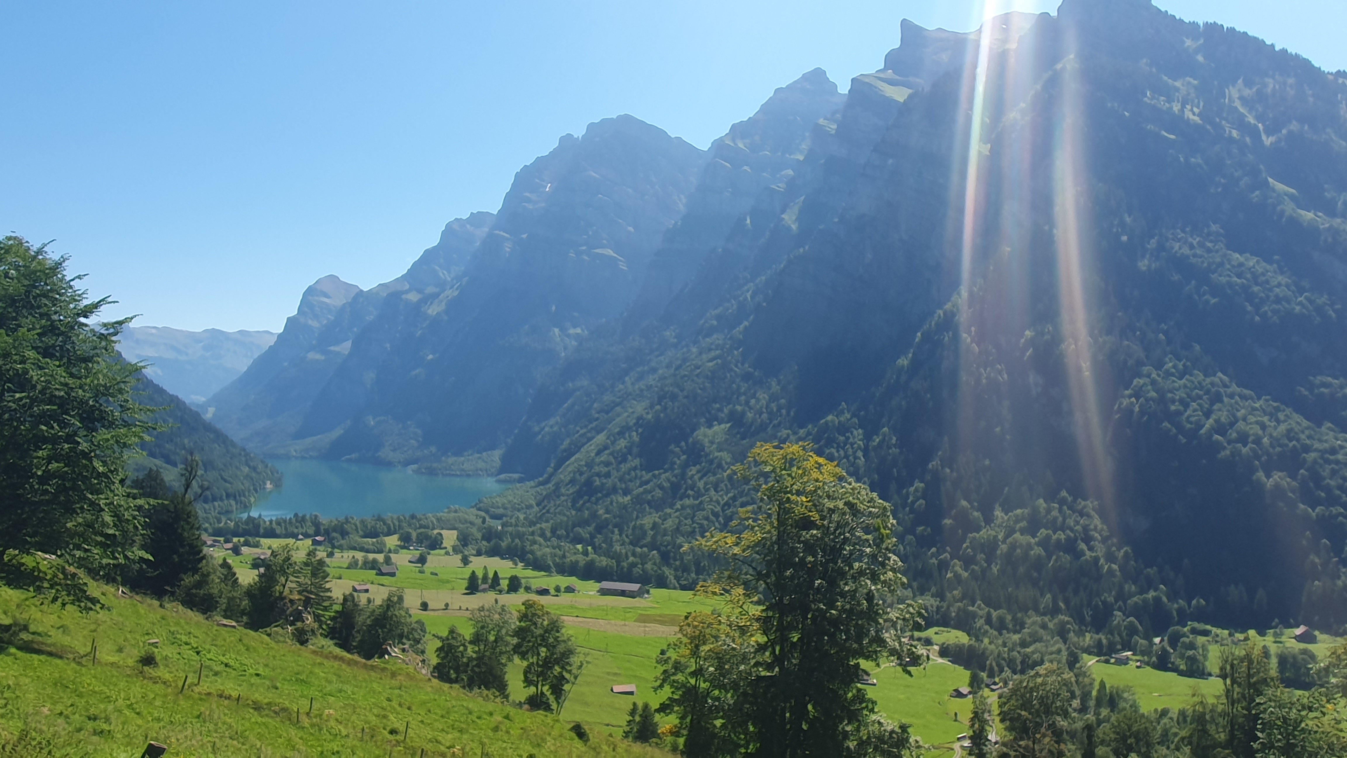 Die Abfahrt vom Pragelpass nach Glarus führt am Klöntalersee vorbei