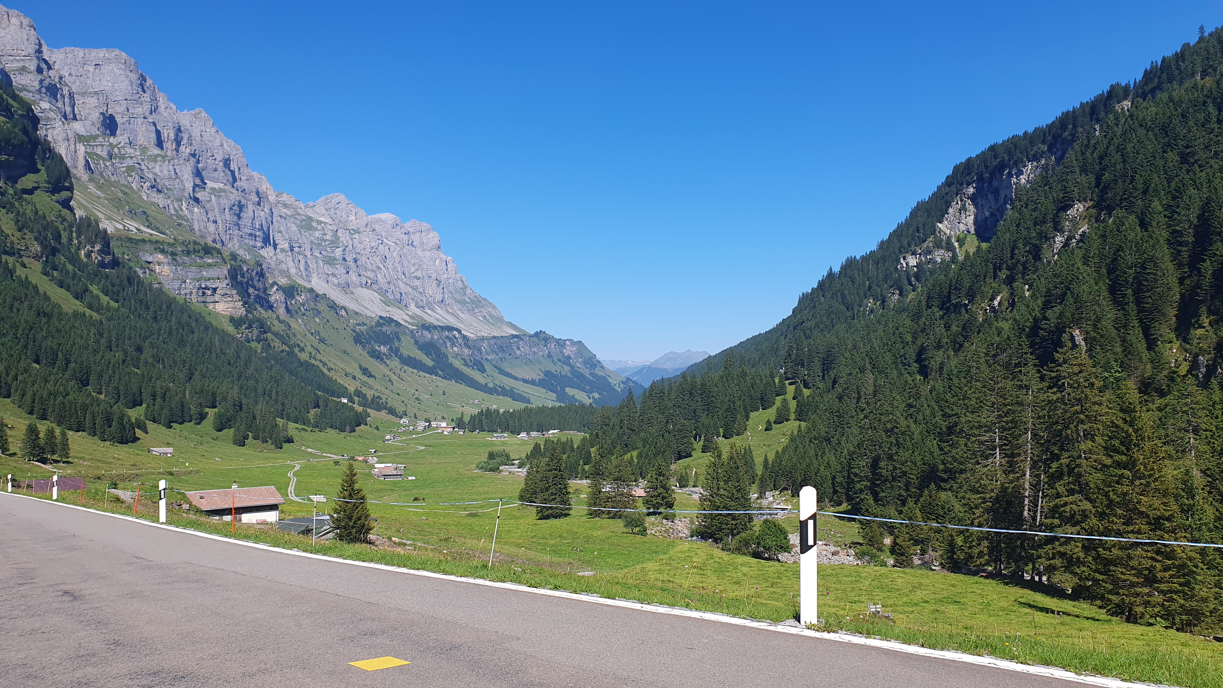 Blick von der Klausenpass-Strasse zum Urnerboden