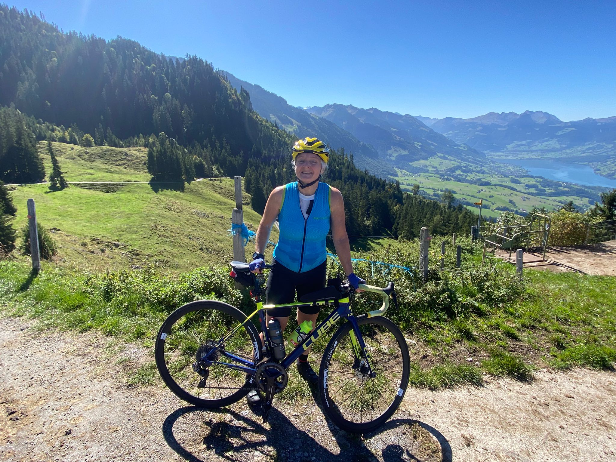 Ruhige Berglandschaft am Ächerlipass, Zentralschweiz – Rennradtour