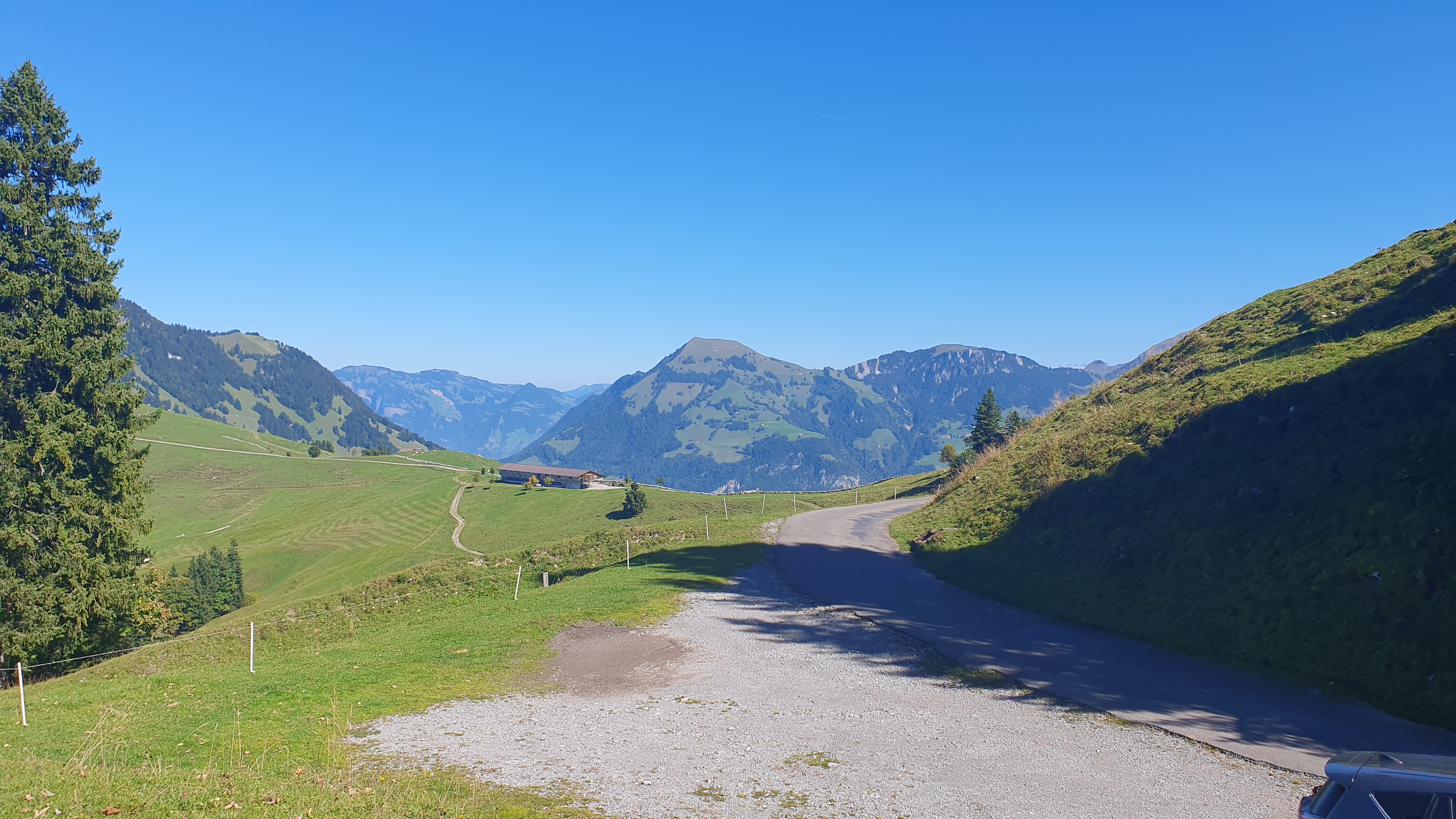 Blick auf den Ächerlipass und die östlich davon liegenden Hänge – klare Frühherbstfarben