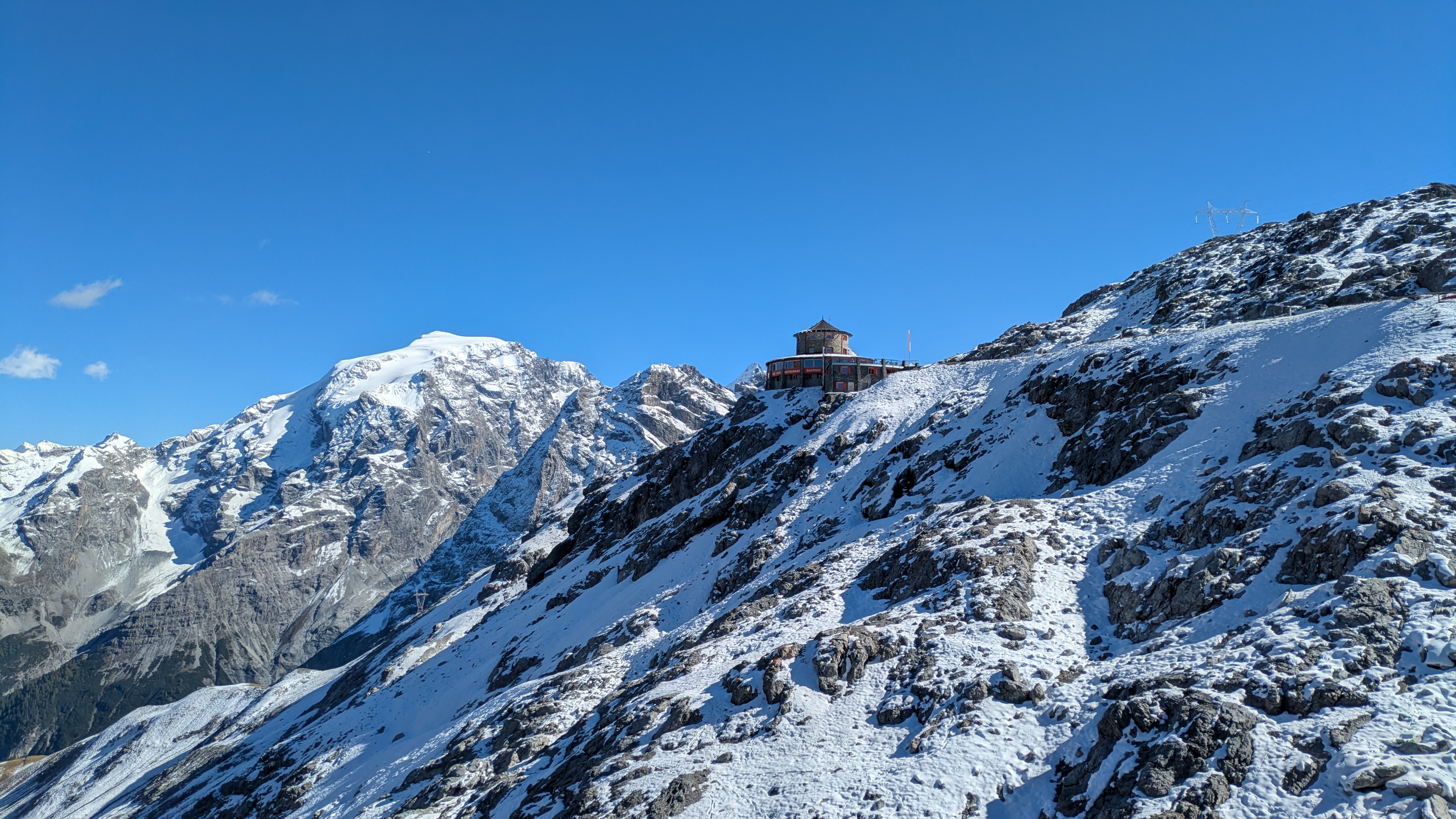 Rifugio Tibet am Stilfserjoch; klarer Himmel, Aussicht auf die Serpentinen der Prad-Seite