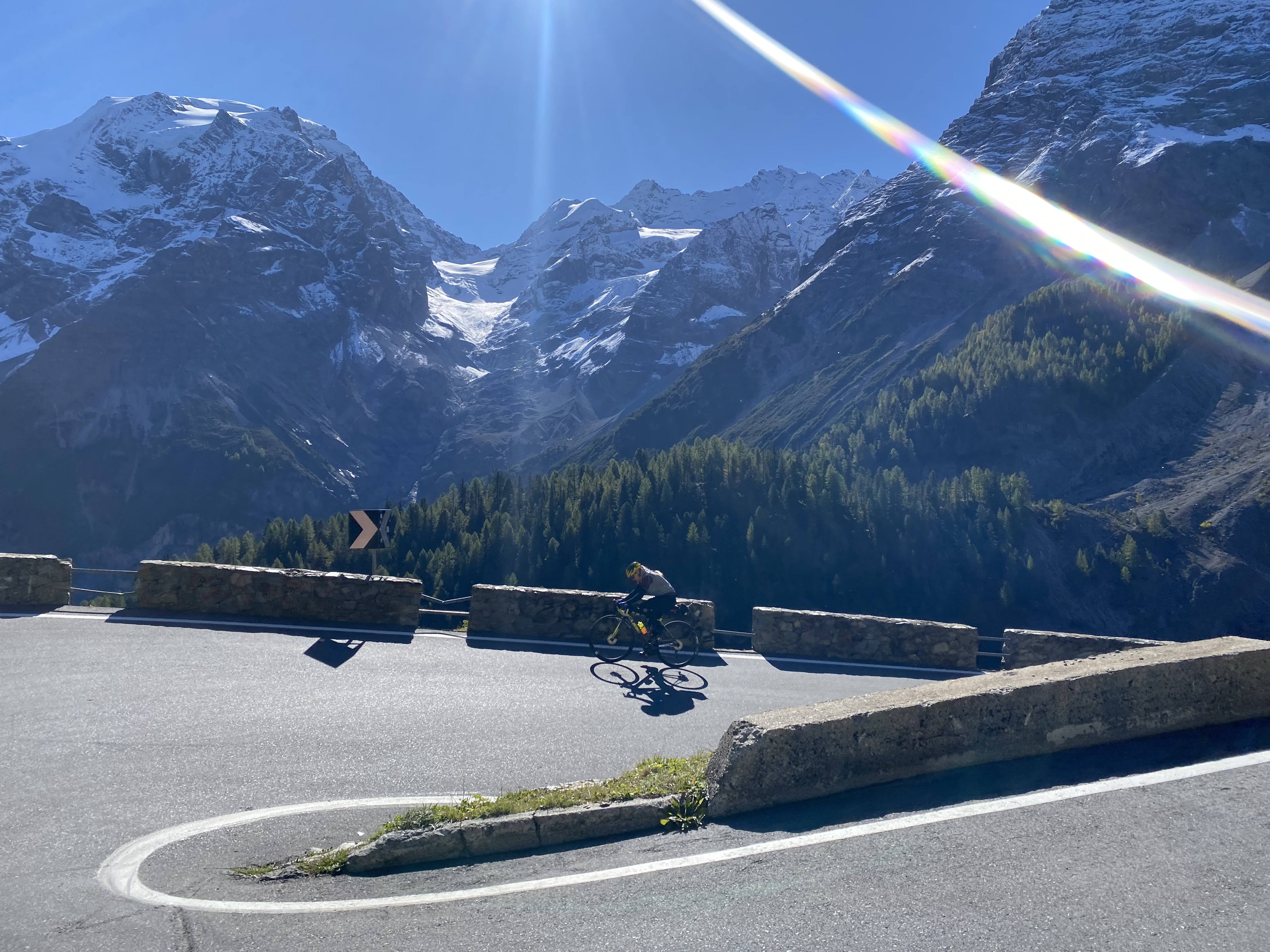 Eine der 48 Kehren aufs Stilfserjoch von Prad aus; Steinmauer, Serpentine, blauer Himmel