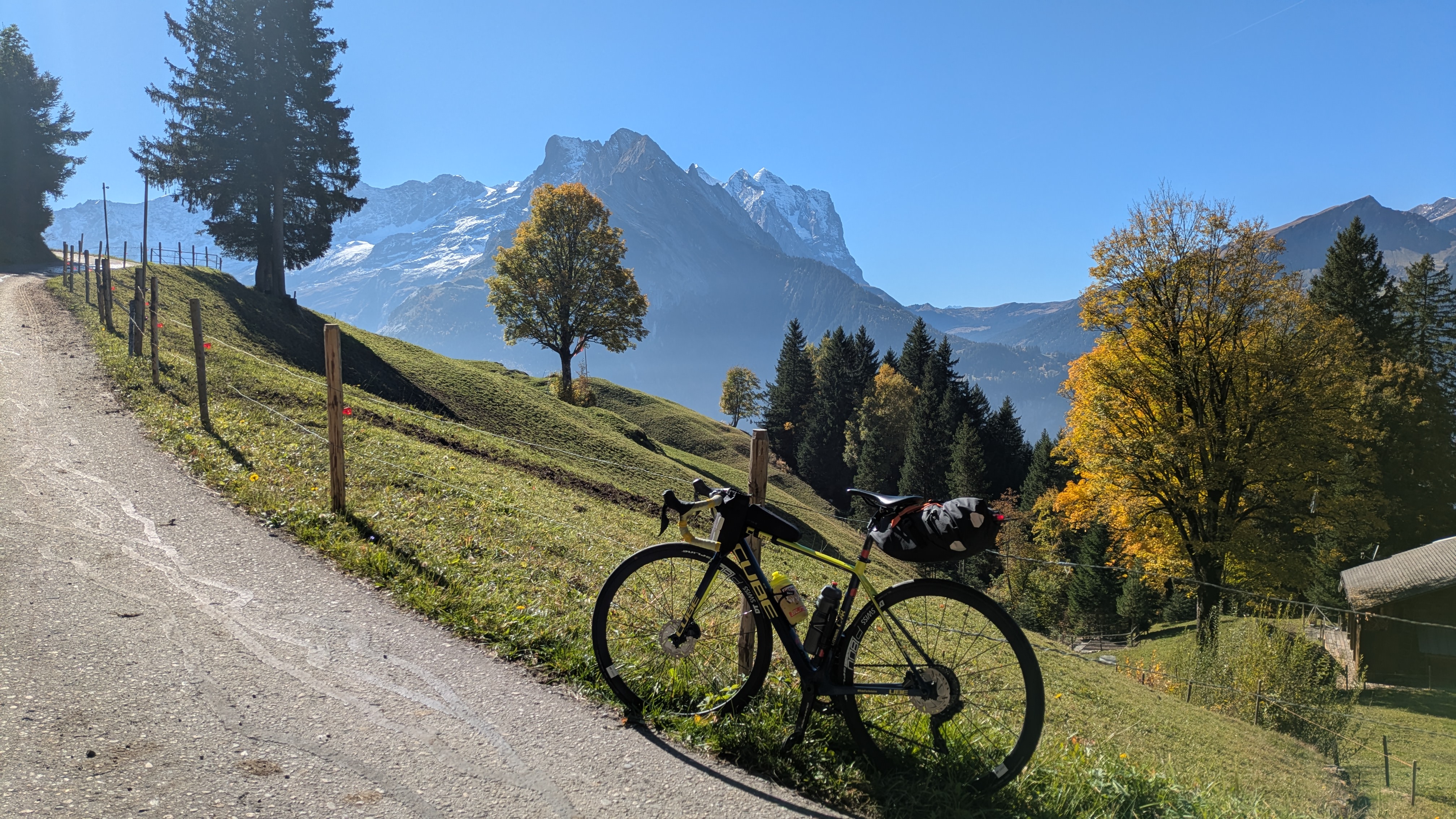 Rennradpause mit Blick aufs Rosenlaui/Grindelwald-Massiv, Zaun am Strassenrand – Hasliberg