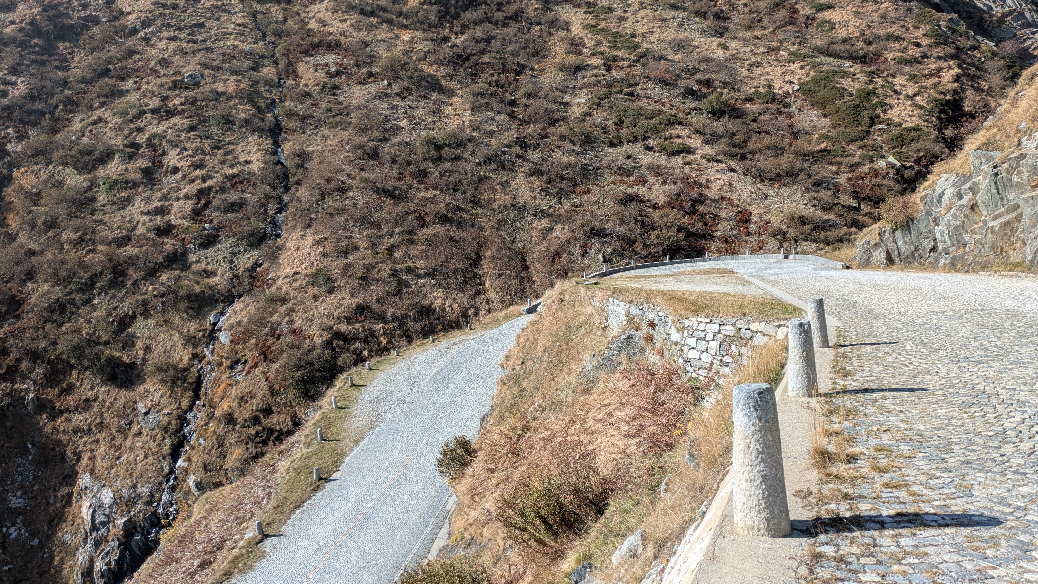 Tremola - Die Steine sind flach verlegt und mit Sand verfugt.