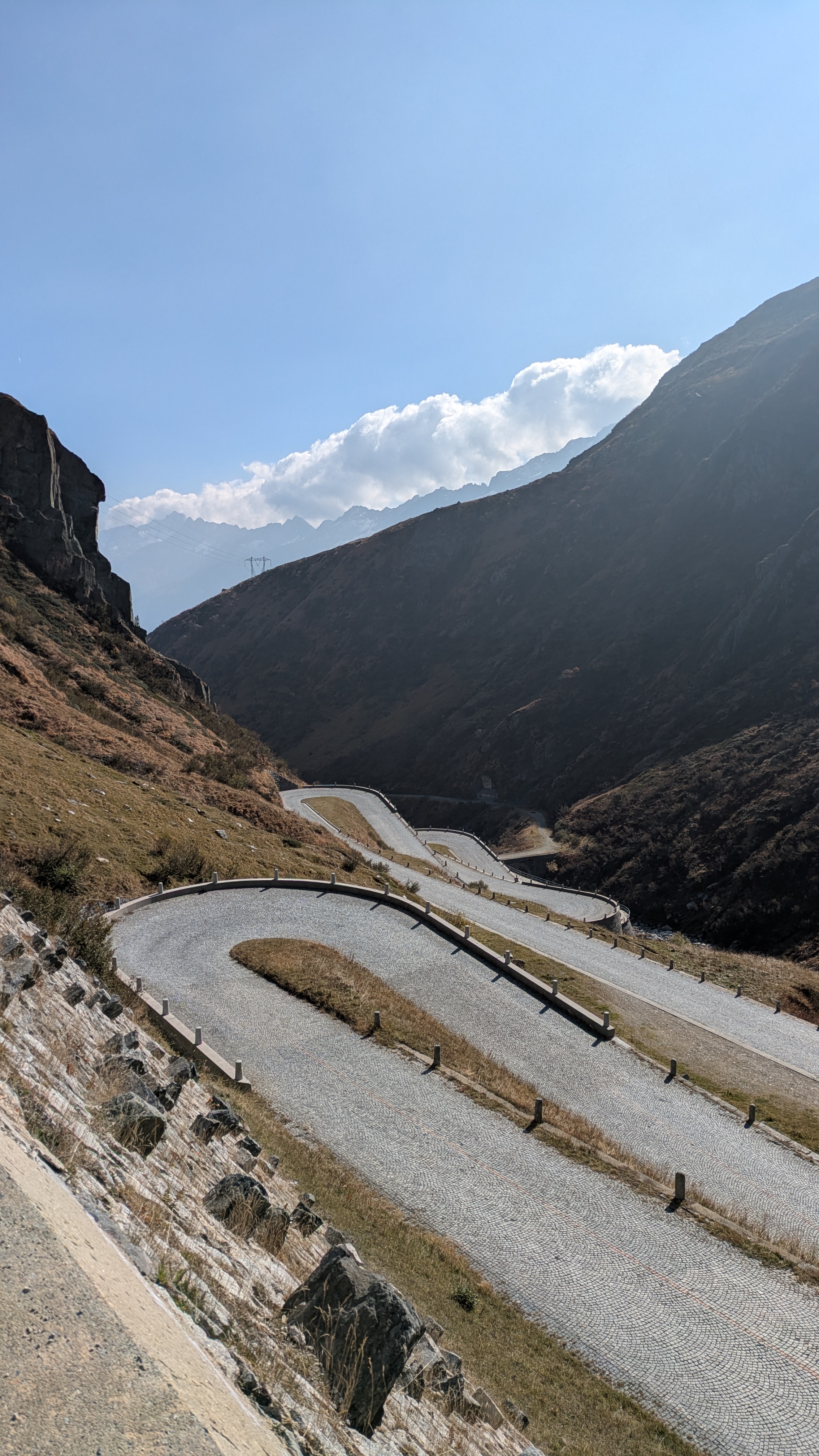 Von der Tremola ein Blick zurück Richtung Airolo.