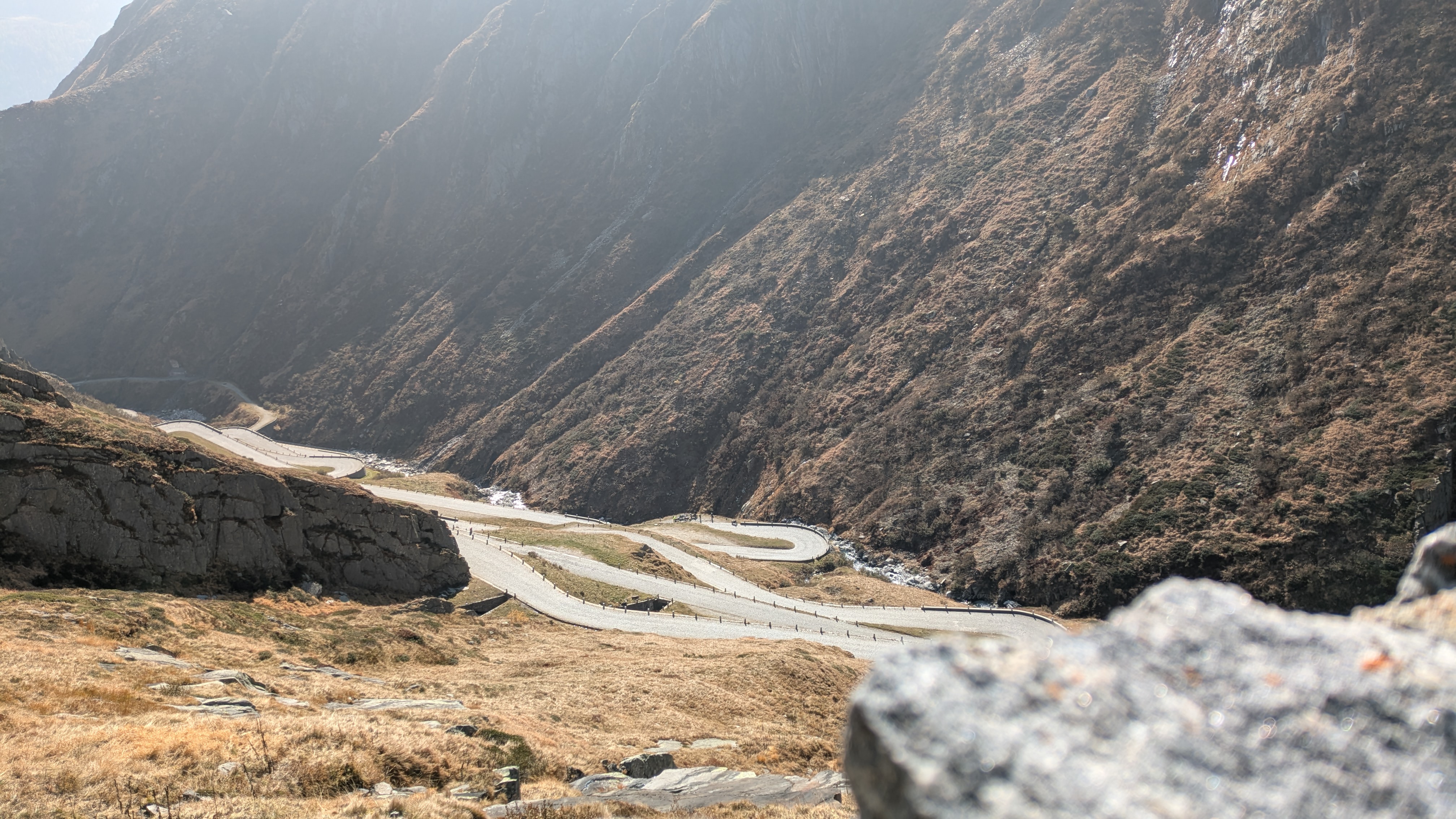 Tremola - Wie eine gewundene Schlange aus grauem Stein.