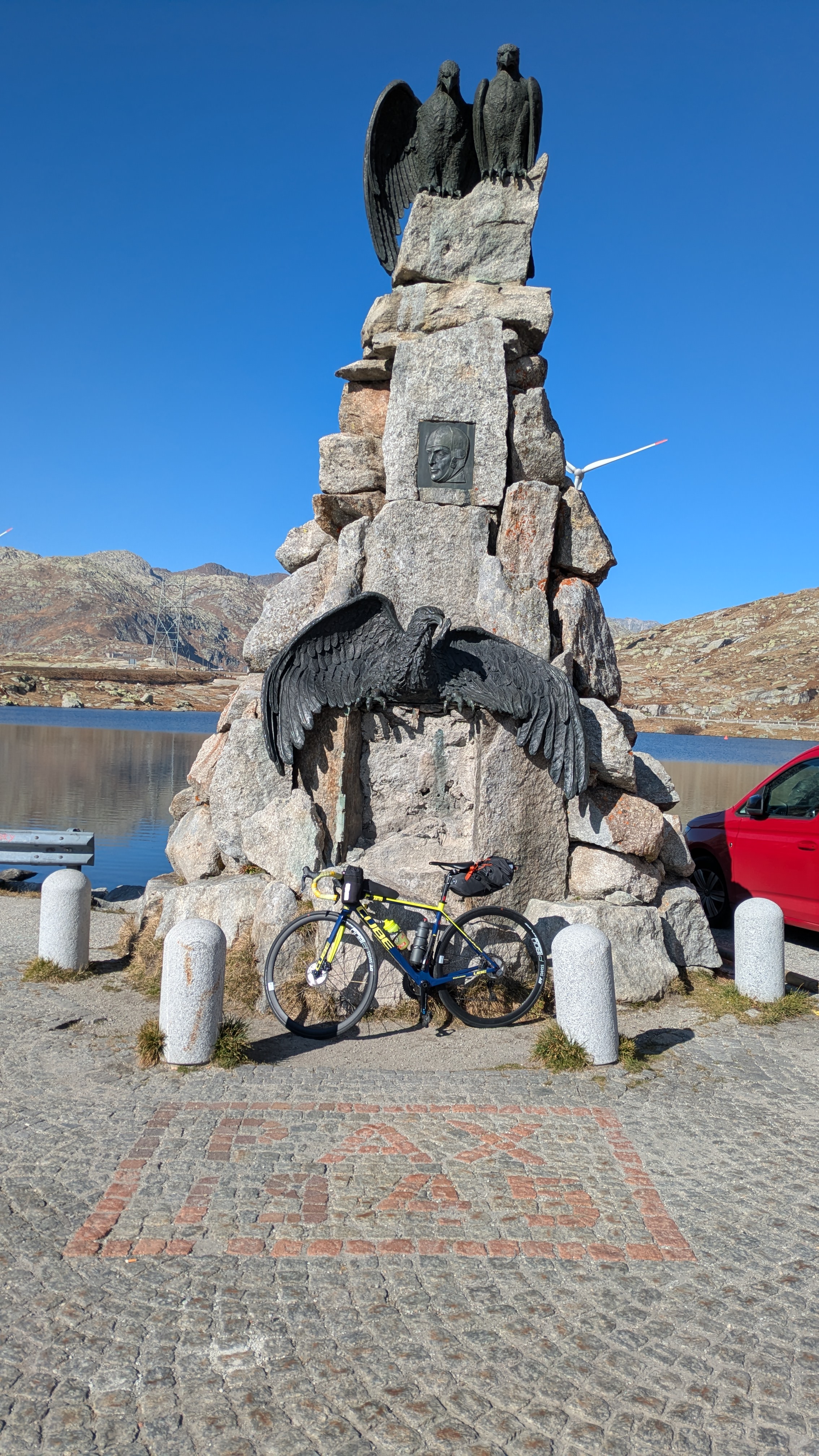 Suworow-Denkmal auf der Passhöhe.