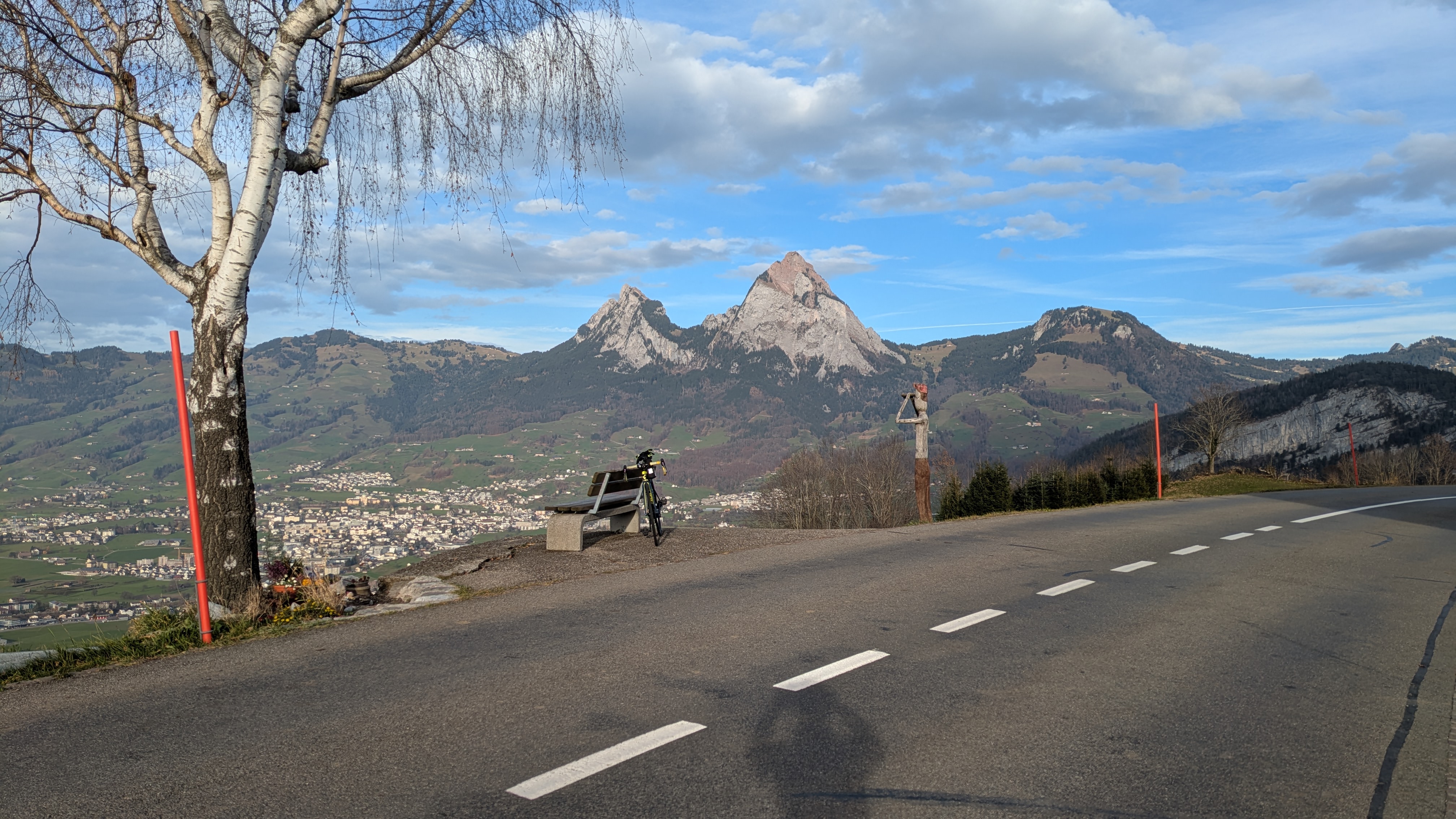 Blick auf Schwyz und die Mythen auf der Rennradtour Schwyzerhöhe–Stoosbahn, klares Herbstwetter