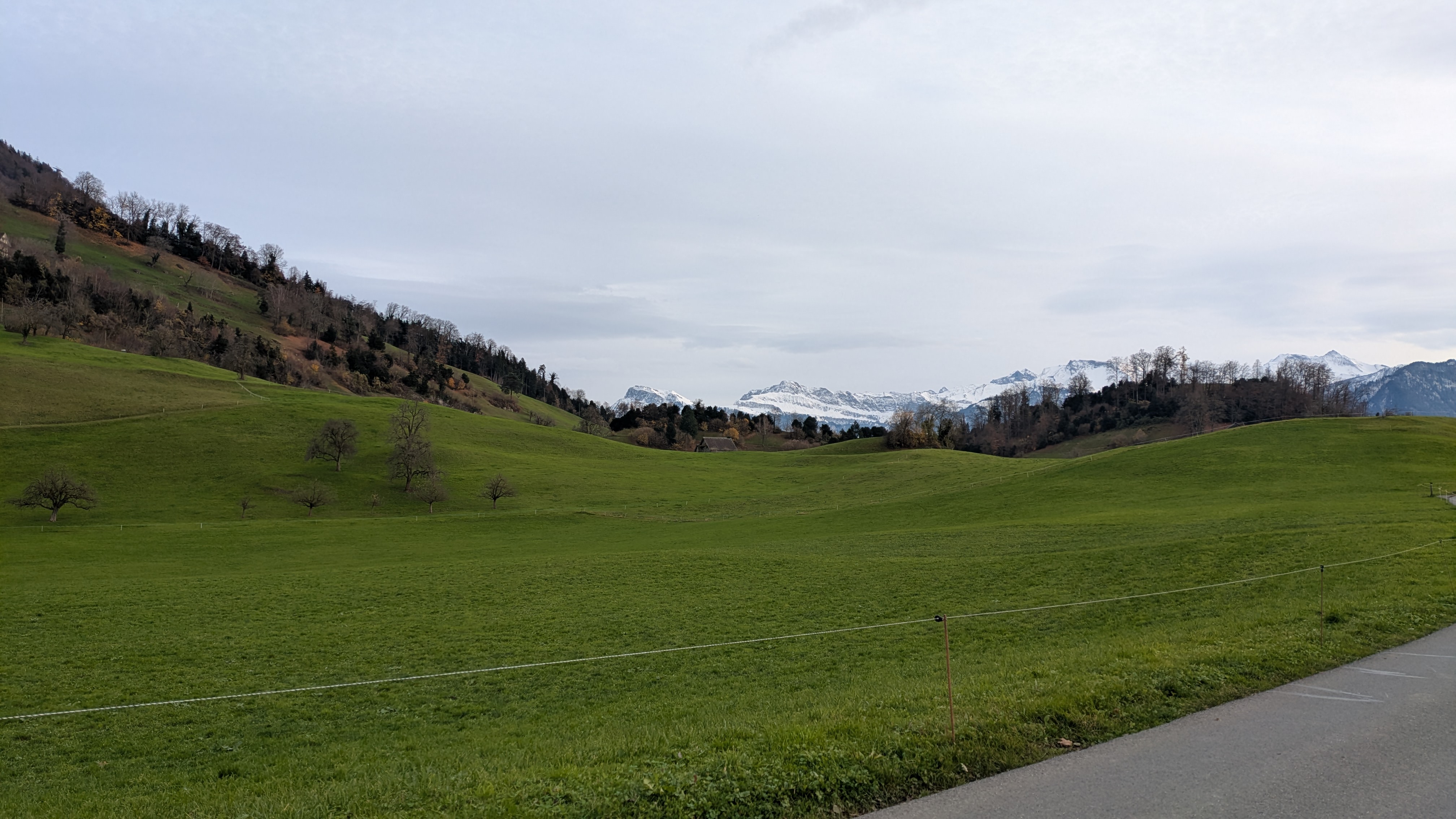 Blick von der Langenzihlstrasse bei Greppen – Fronalpstock und Stoos-Seite links, rechts die spitzen Gipfel der Glarner und Urner Alpen
