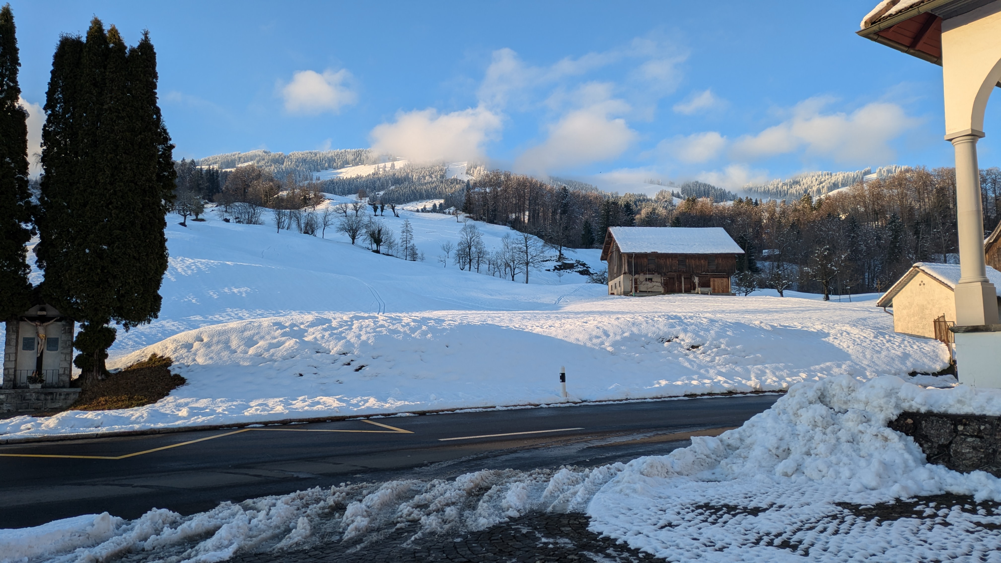 Aussicht von der Kapelle Ecce Homo zur verschneiten Rossberggruppe – Zentralschweiz im Winter