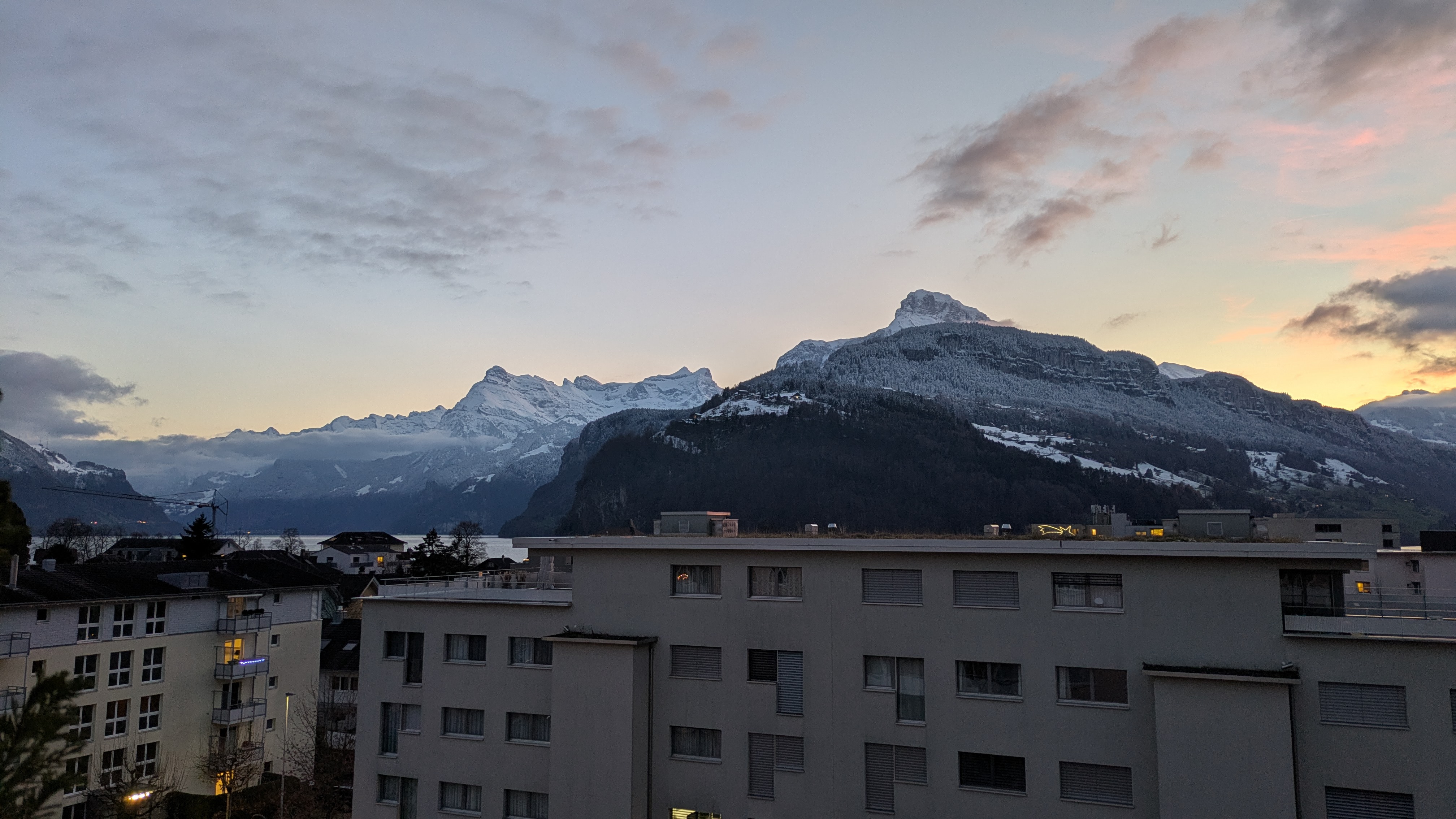 Aussicht von Brunnen über den Urnersee zu den verschneiten Urner Alpen und nach Seelisberg