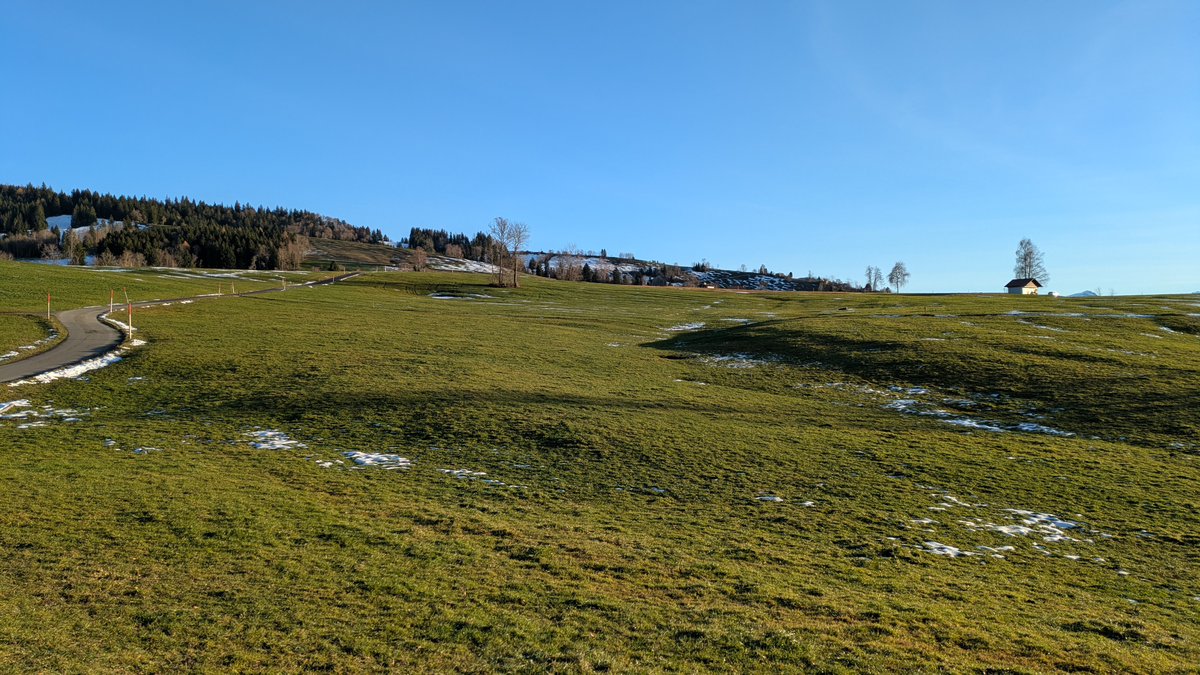 Nebenstrasse von Alosen nach Rothenthurm, ruhige Winterstimmung – Rennradtour Zentralschweiz