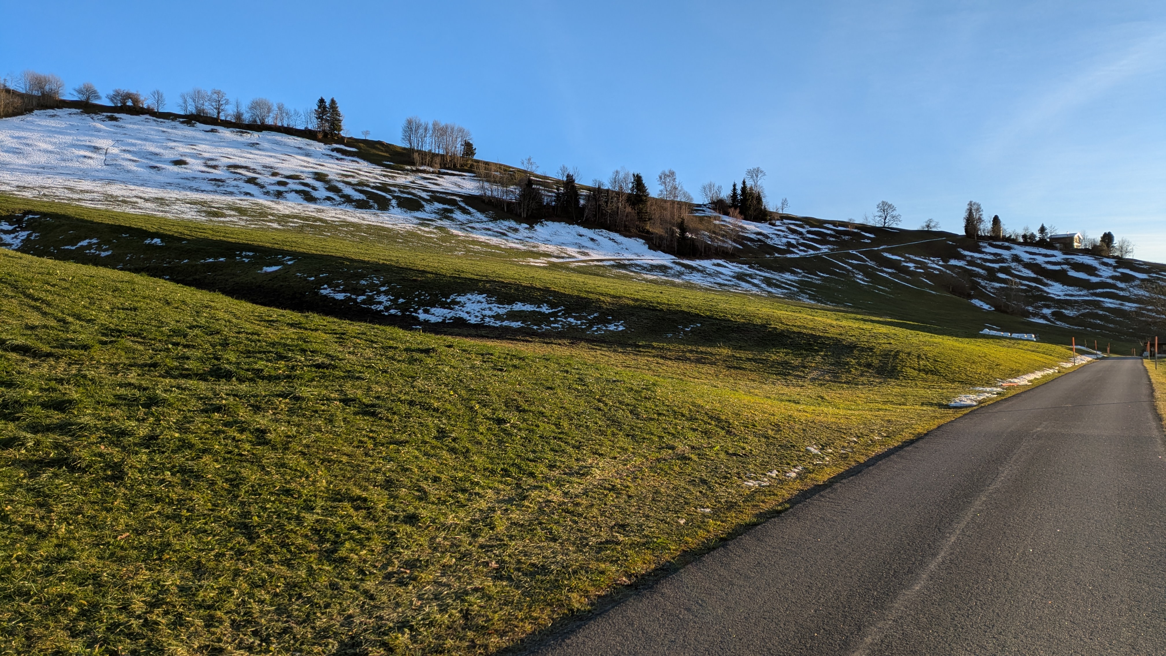 Kurz vor Rothenthurm: Welliges Terrain auf der Nebenstrasse ab Alosen – Rennradtour Zentralschweiz
