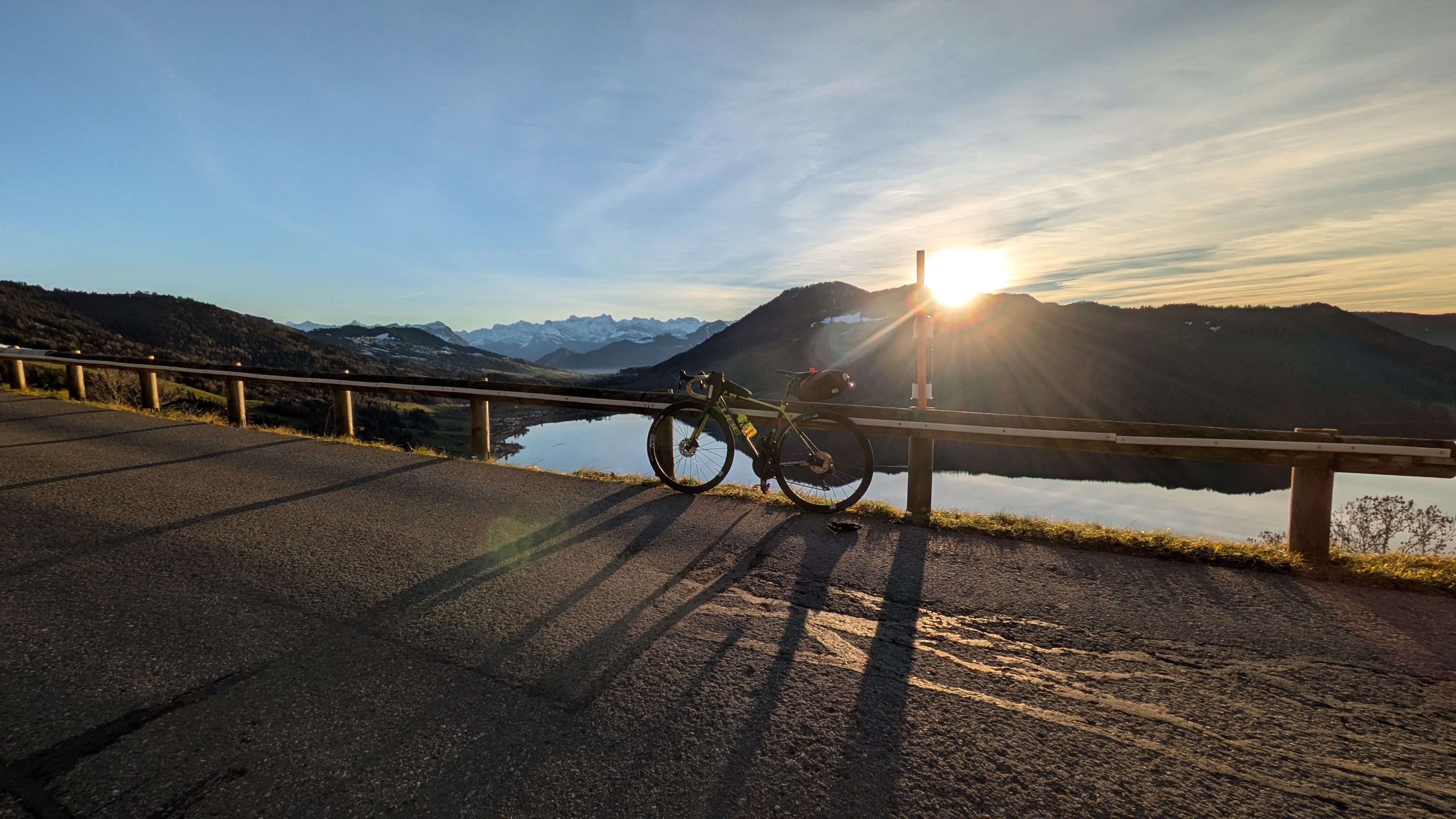 Ägerisee-Panorama mit Rennrad im Vordergrund, goldenes Spätnachmittagslicht – Rennradtour Zentralschweiz