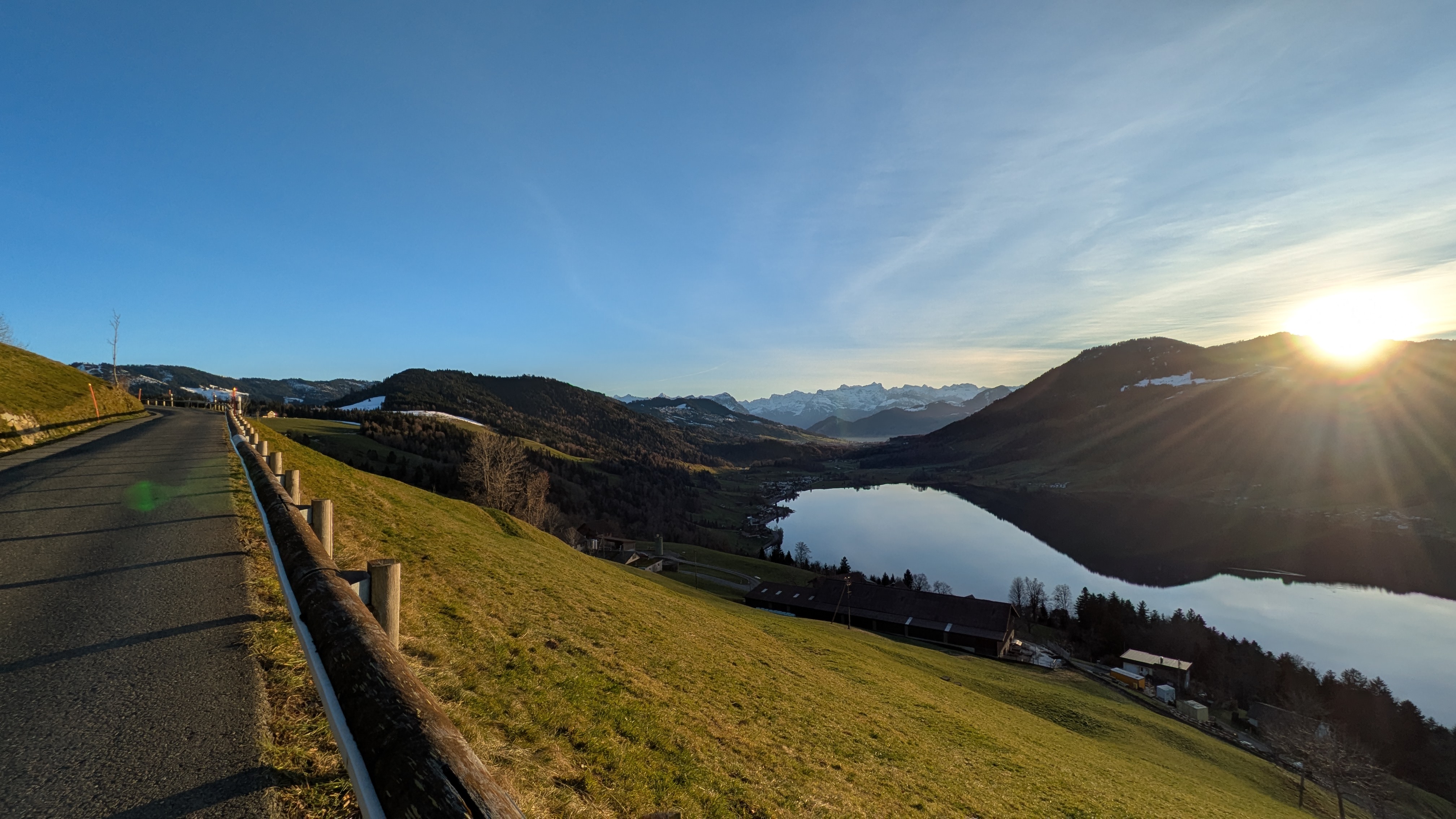 Ägerisee mit sanftem Sonnenuntergang vom Höhenzug bei Alosen – Rennradtour Zentralschweiz