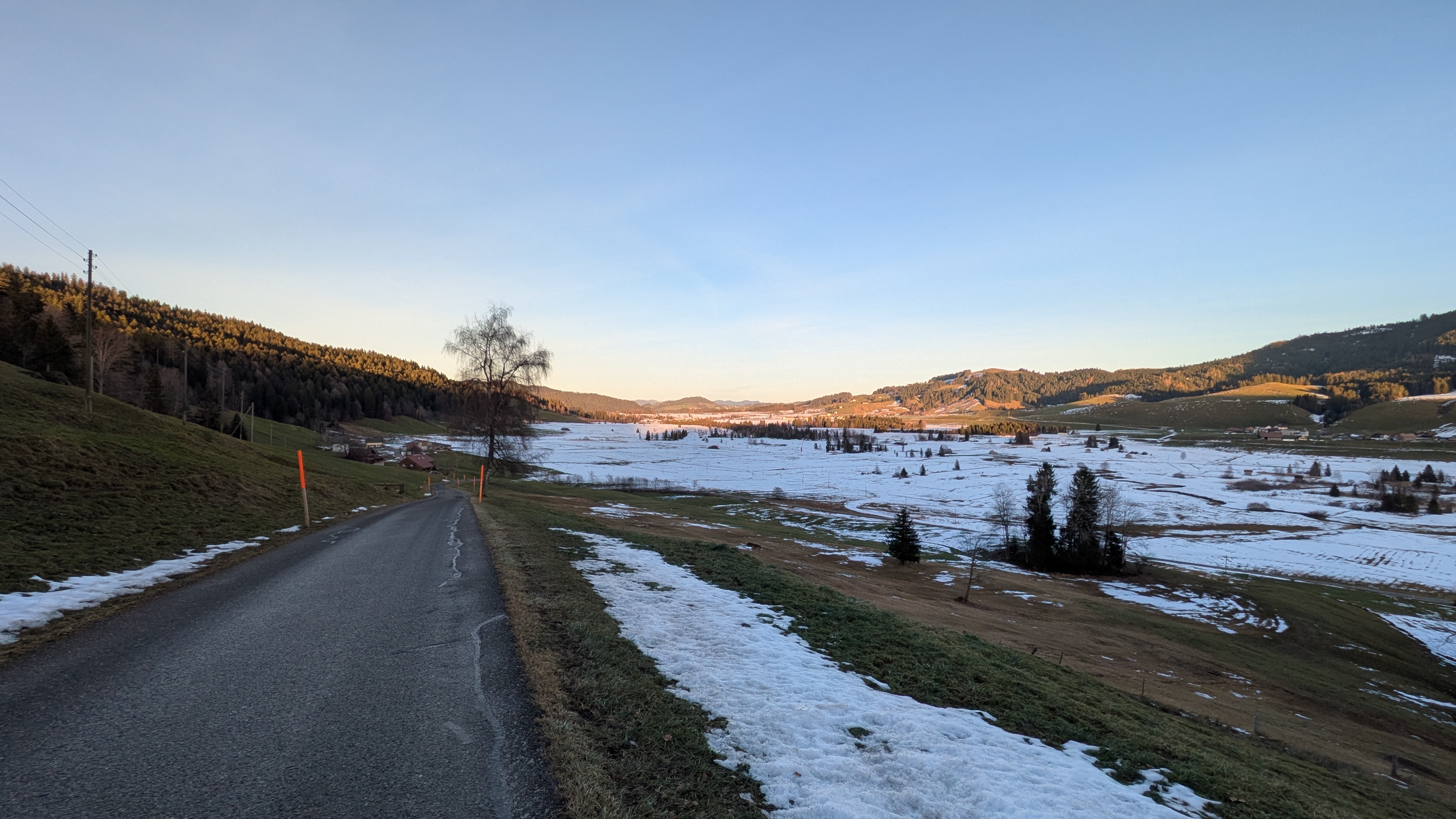 Hochmoor-Ebene bei Rothenthurm in der Dämmerung, kalte Luftschichten – Rennradtour Zentralschweiz